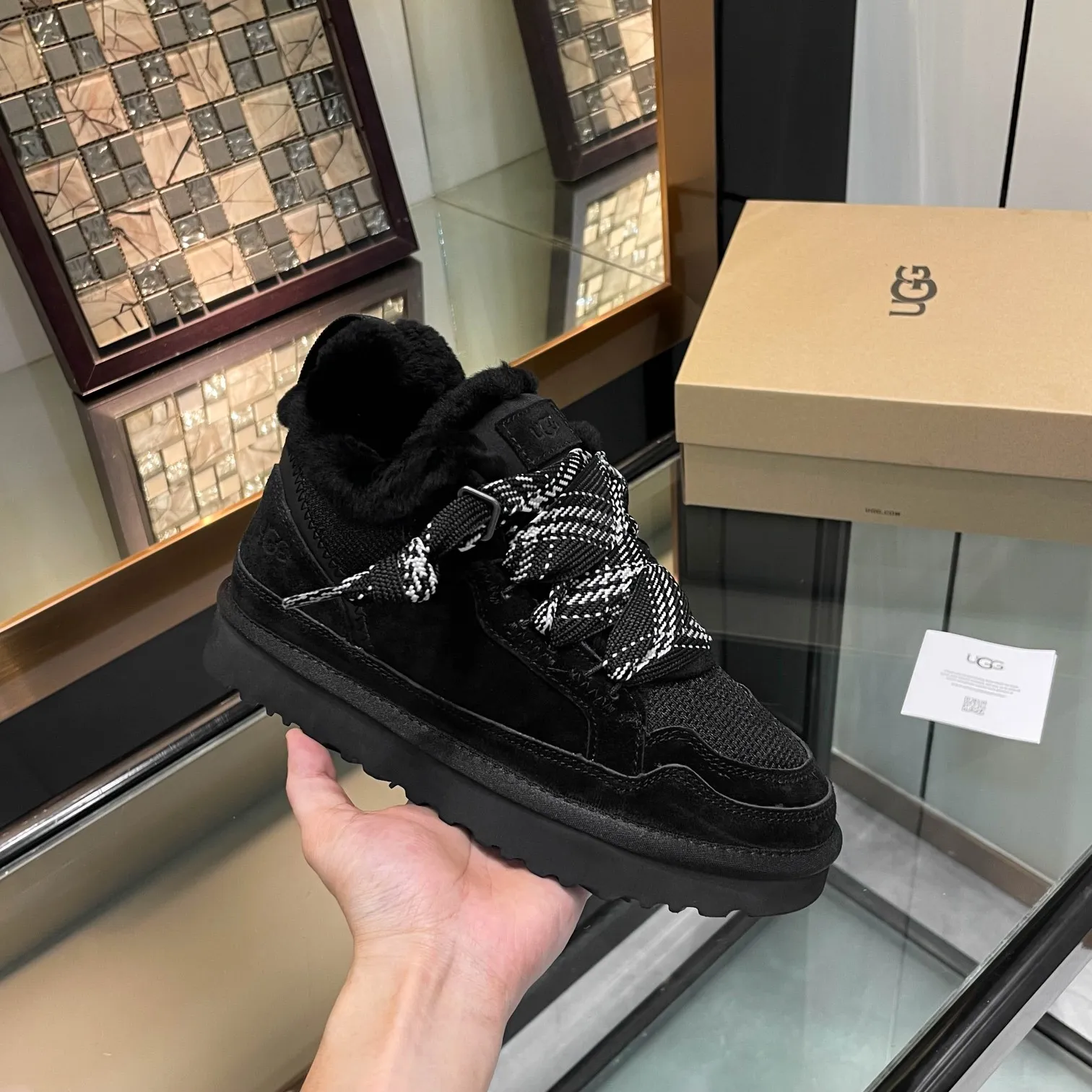 Men's shoes for P580! UGG~25vs popular platform thick-soled casual shoes series... [Round-toe thick-soled casual shoes] A shoe that does not clash with shirts, simple partition design ➕ spotted outsole, silk curls on the upper, a must-have for autumn and winter, can be worn with any pants or skirt, very comfortable and beautiful on the feet... ❶Material: Original customized cow ➕Breathable mesh ❷Inner lining: Original customized wool ❸ Foot pads: Original customized sheepskin ❹Outsole: Original molded wear-resistant velvet foam outsole ❺Number of codes: 35-41 ❻Packaging: Original full set of packaging ☀Color: Official website updated simultaneously